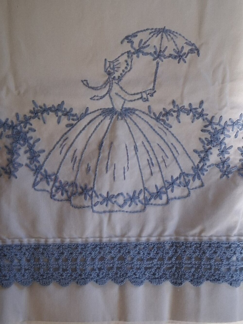 Vintage Hand‑Embroidered Southern Belle Pillowcase Set (4) Crochet Trim